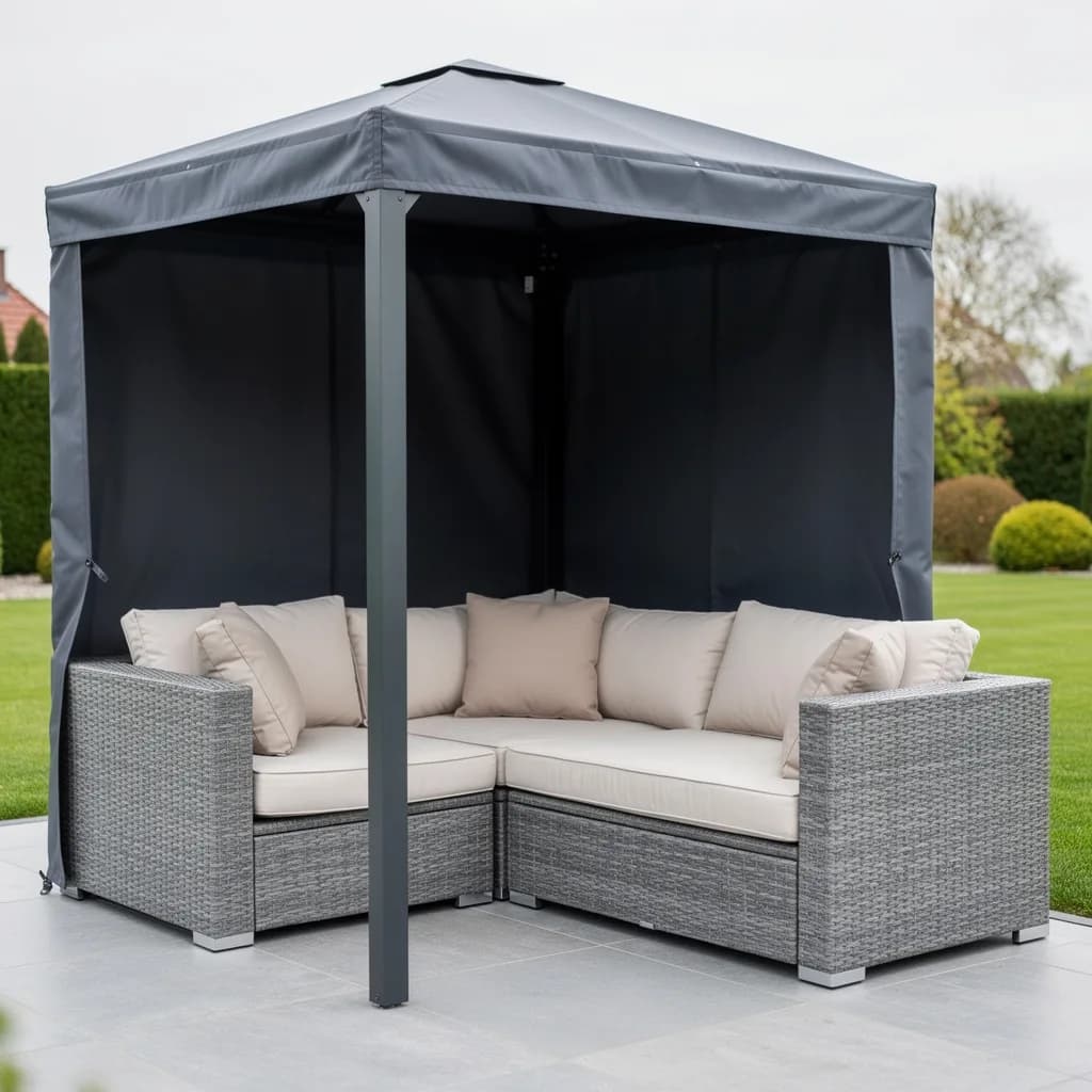 Anthrazitfarbener Pavillon mit geschlossener Seitenwand über einer grauen Lounge-Eckgruppe mit hellen Sitzkissen auf der Terrasse