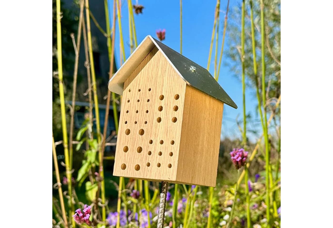 Insektenhotel mit Metalldach aus Eiche für Wildbienen - Bild 4