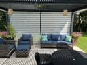 PURPLE LEAF Pergola mit Lamellendach und Sonnenrollo Grau Bild 1