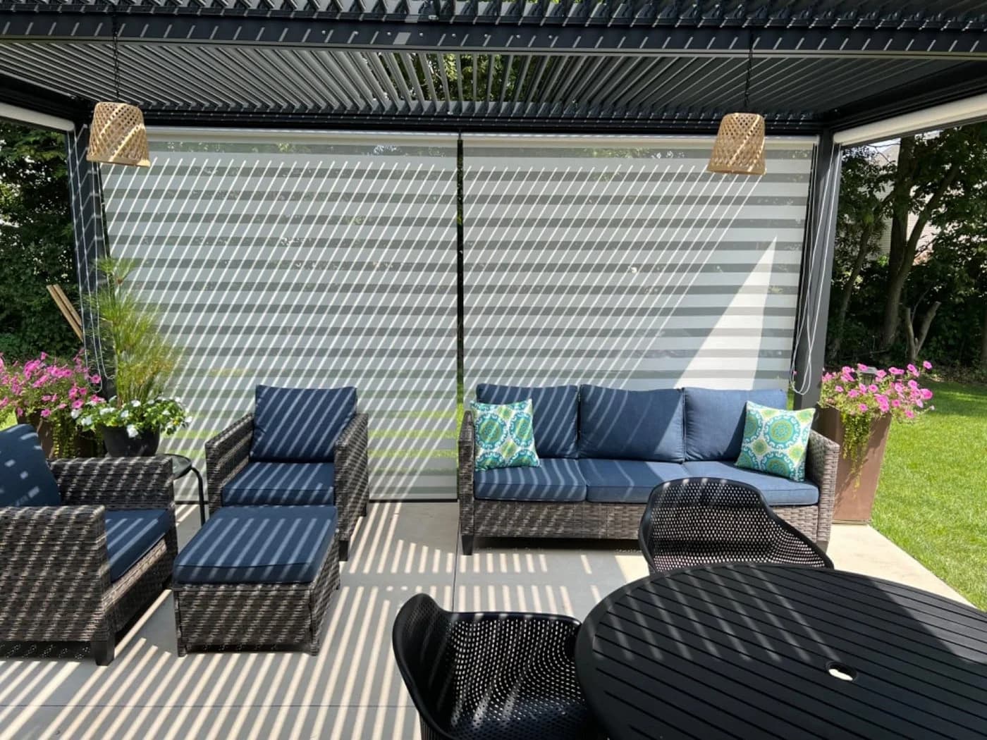 PURPLE LEAF Pergola mit Lamellendach und Sonnenrollo Grau