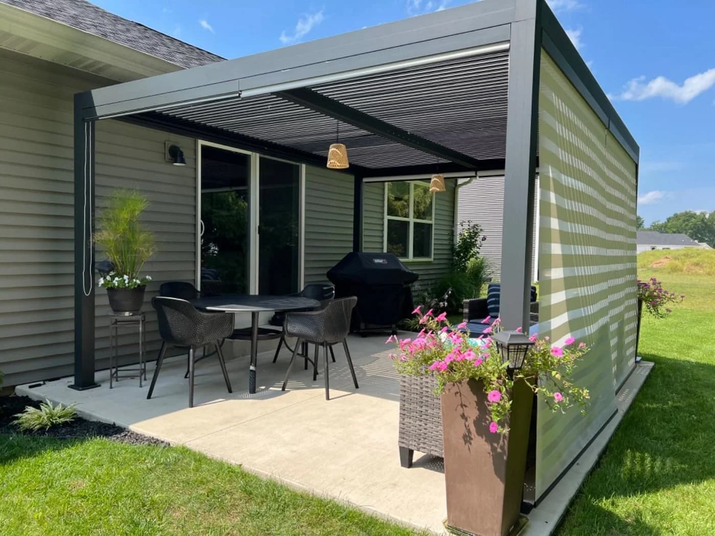 PURPLE LEAF Pergola mit Lamellendach und Sonnenrollo Grau - Bild 3