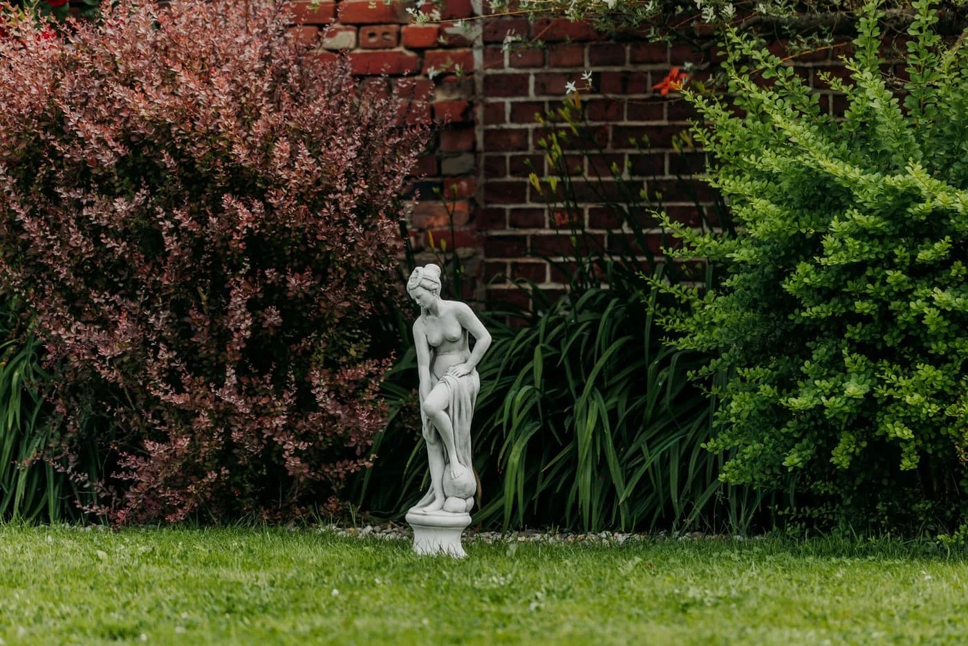 gartendekoparadies.de Gartenfigur Statue "Badende Venus" Steinfigur Grau - Bild 3