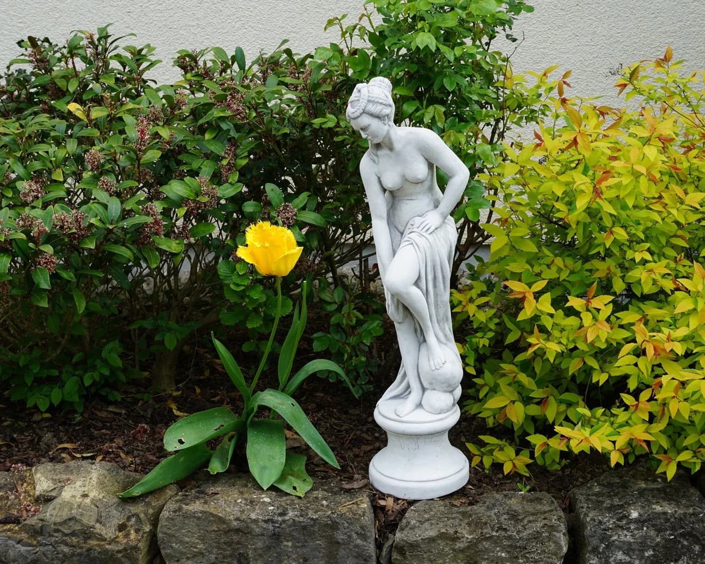 gartendekoparadies.de Gartenfigur Statue "Badende Venus" Steinfigur Grau - Bild 4