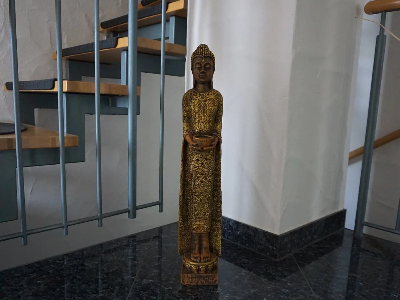 gartendekoparadies.de Schlanke Buddha Statue Steinfigur Gold Frostsicher - Bild 3