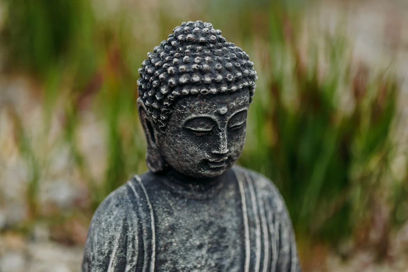 gartendekoparadies.de Sitzende Buddha Statue Stein Figur Bronze Grau Frostsicher - Bild 4