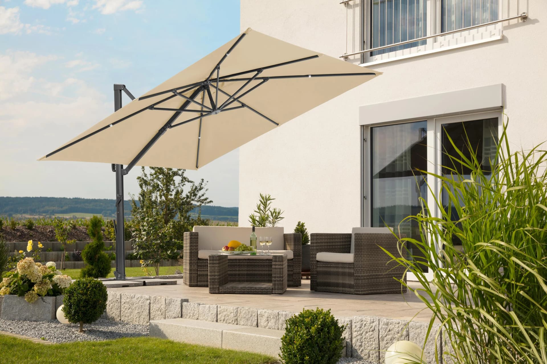 Standschirm aus Aluminium und Polyester in beige