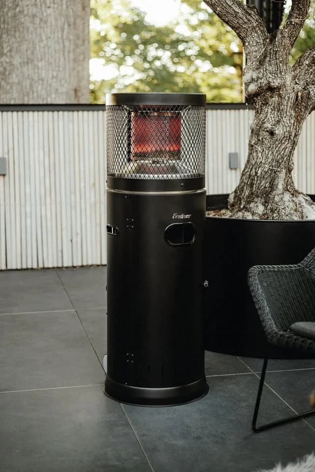 Moderner Heizstrahler aus Metall und Glas