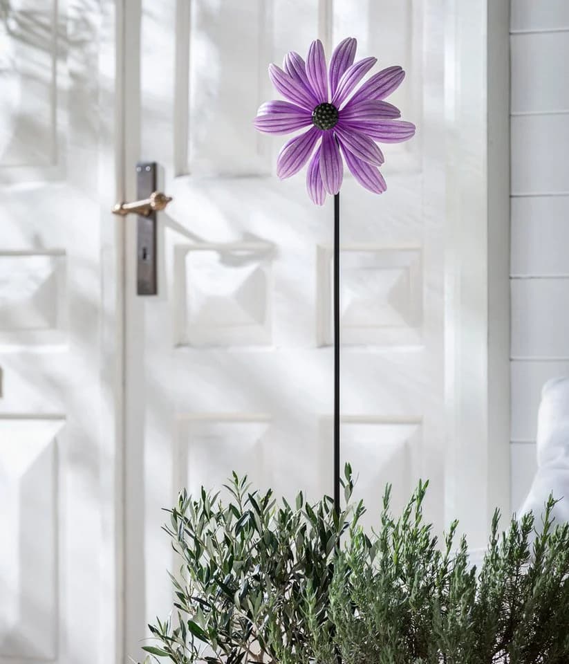 Dehner Gartenstecker Blume Lila mit Windspiel