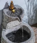 Dehner Gartenbrunnen Froschkönig mit LED, Ø 50 x 55 cm, Granit, Wassersprinkler mit Frosch aus Bronze Bild 4