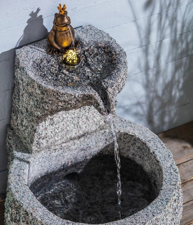 Dehner Gartenbrunnen Froschkönig mit LED, Ø 50 x 55 cm, Granit, Wassersprinkler mit Frosch aus Bronze - Bild 4