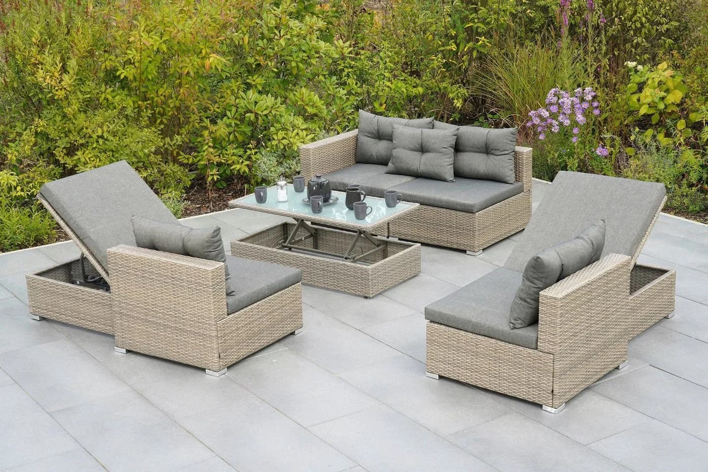 Modernes Gartenlounge-Set aus Kunststoff und Stahl