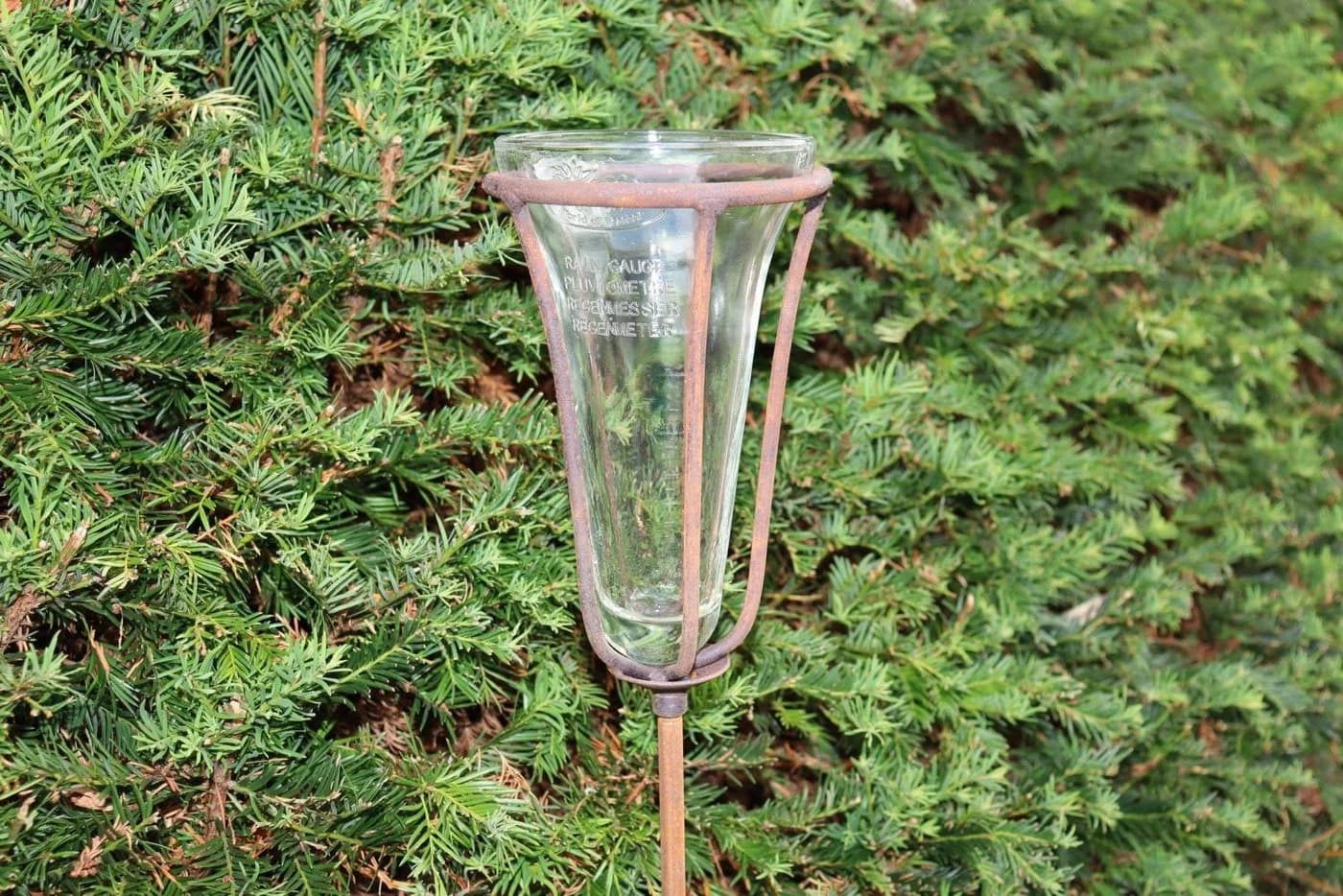 Hirsch Terracotta Regenmesser auf Stab Metall Rost-Optik