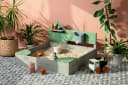 Muddy Buddy Sandkasten Cozy House mit Wassertank und Sitzflächen Bild 1