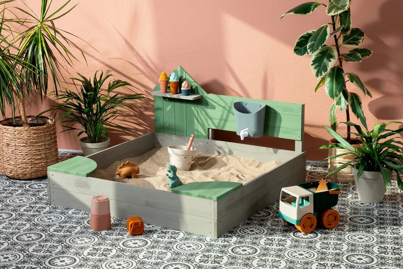 Muddy Buddy Sandkasten Cozy House mit Wassertank und Sitzflächen
