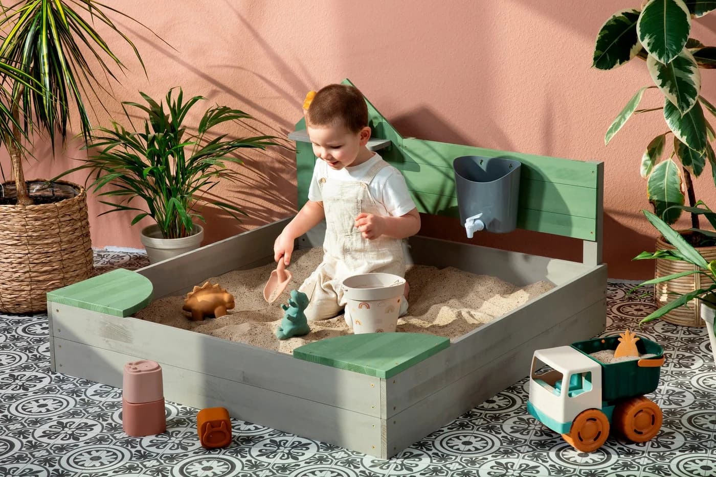 Muddy Buddy Sandkasten Cozy House mit Wassertank und Sitzflächen - Bild 3