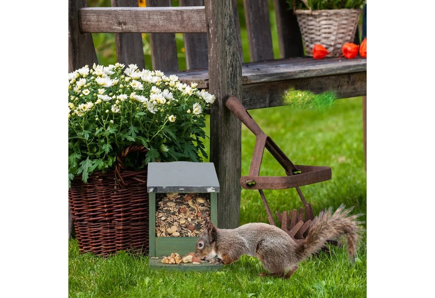 relaxdays Eichhörnchen Futterhaus mit klappbarem Metalldach, dunkelbraun - Bild 3