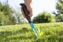 GARDENA Unkrautstecher mit stabilem Stahlstiel Bild 3