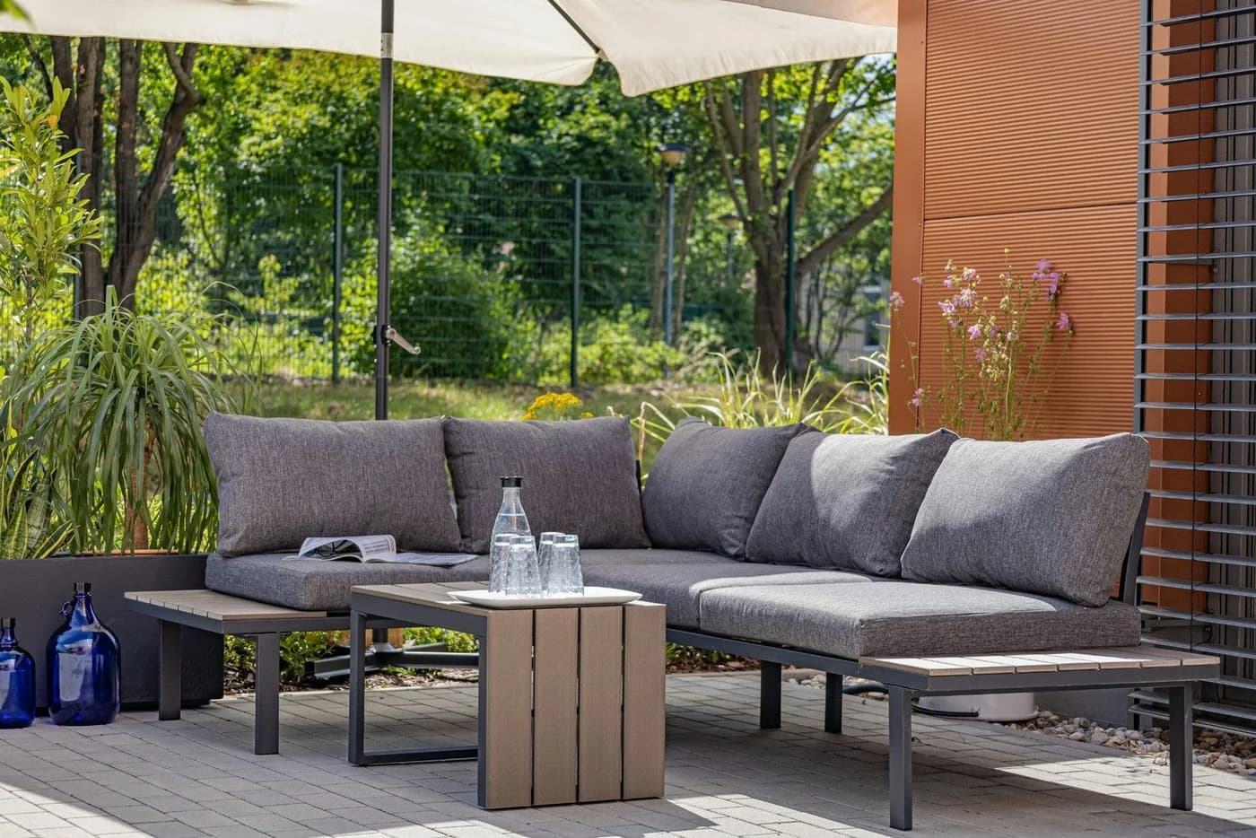 ONDIS24 Gartenlounge-Set Ecksitzgarnitur 3-tlg. inkl. Auflagen, Tisch mit Polywoodplatte, Holzoptik
