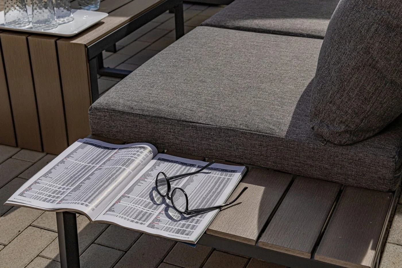 ONDIS24 Gartenlounge-Set Ecksitzgarnitur 3-tlg. inkl. Auflagen, Tisch mit Polywoodplatte, Holzoptik - Bild 5