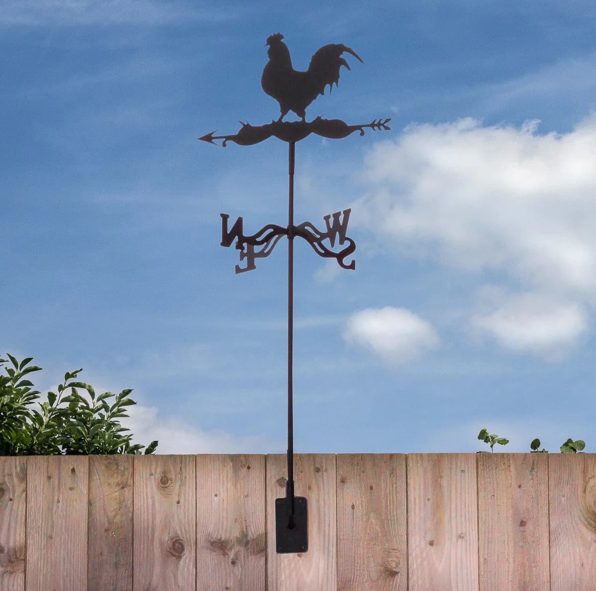 Antikas Windspiel Wetterhahn, Wetterfahne mit Erdspieß und Wandbügel