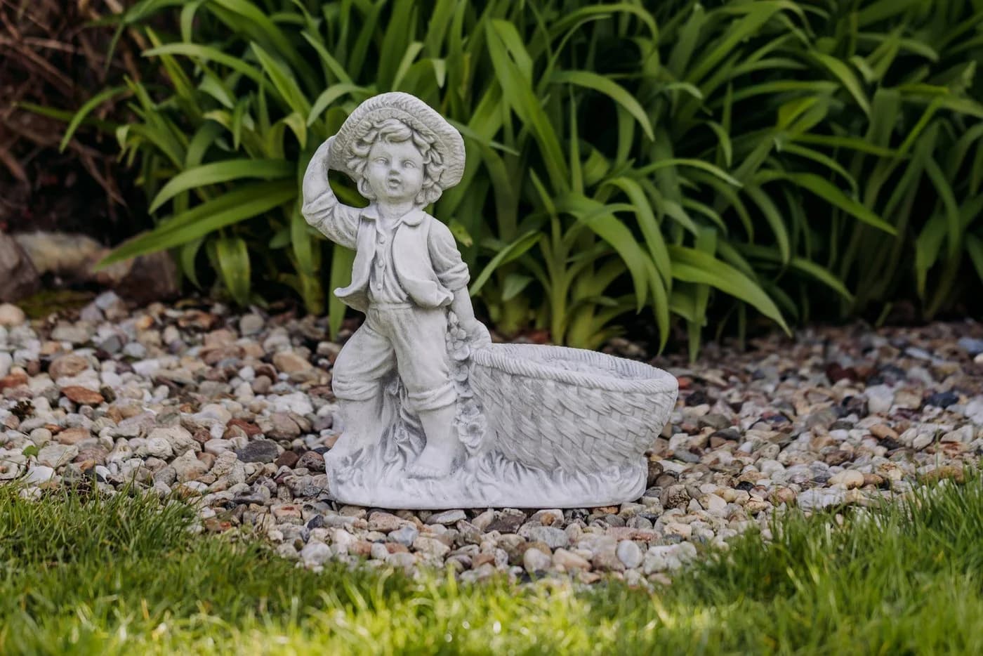 gartendekoparadies.de Pflanzkübel Junge mit Blütentopf Grau Frostsicher - Bild 4