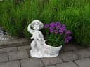 gartendekoparadies.de Pflanzkübel Junge mit Blütentopf Grau Frostsicher Bild 5