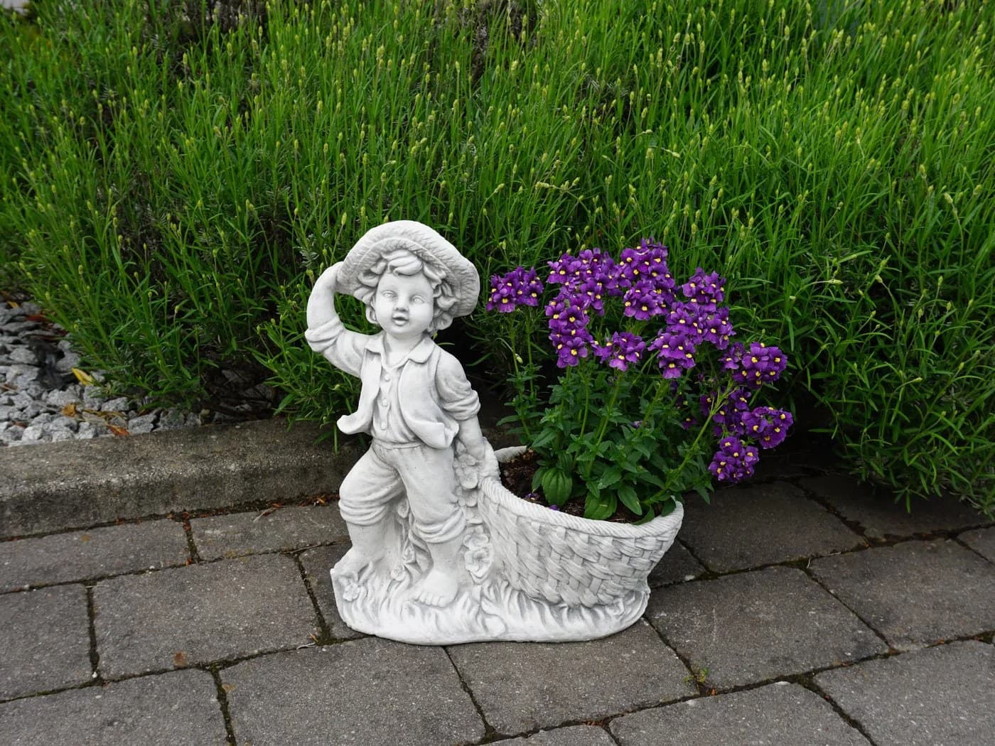 gartendekoparadies.de Pflanzkübel Junge mit Blütentopf Grau Frostsicher - Bild 5