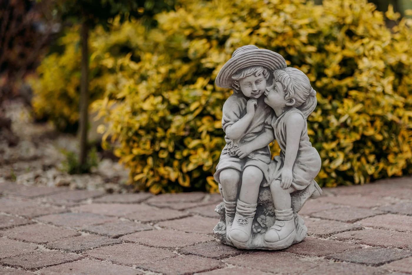 gartendekoparadies.de Gartenfigur Junge und Mädchen Figur Steinfigur 43 cm - Bild 5