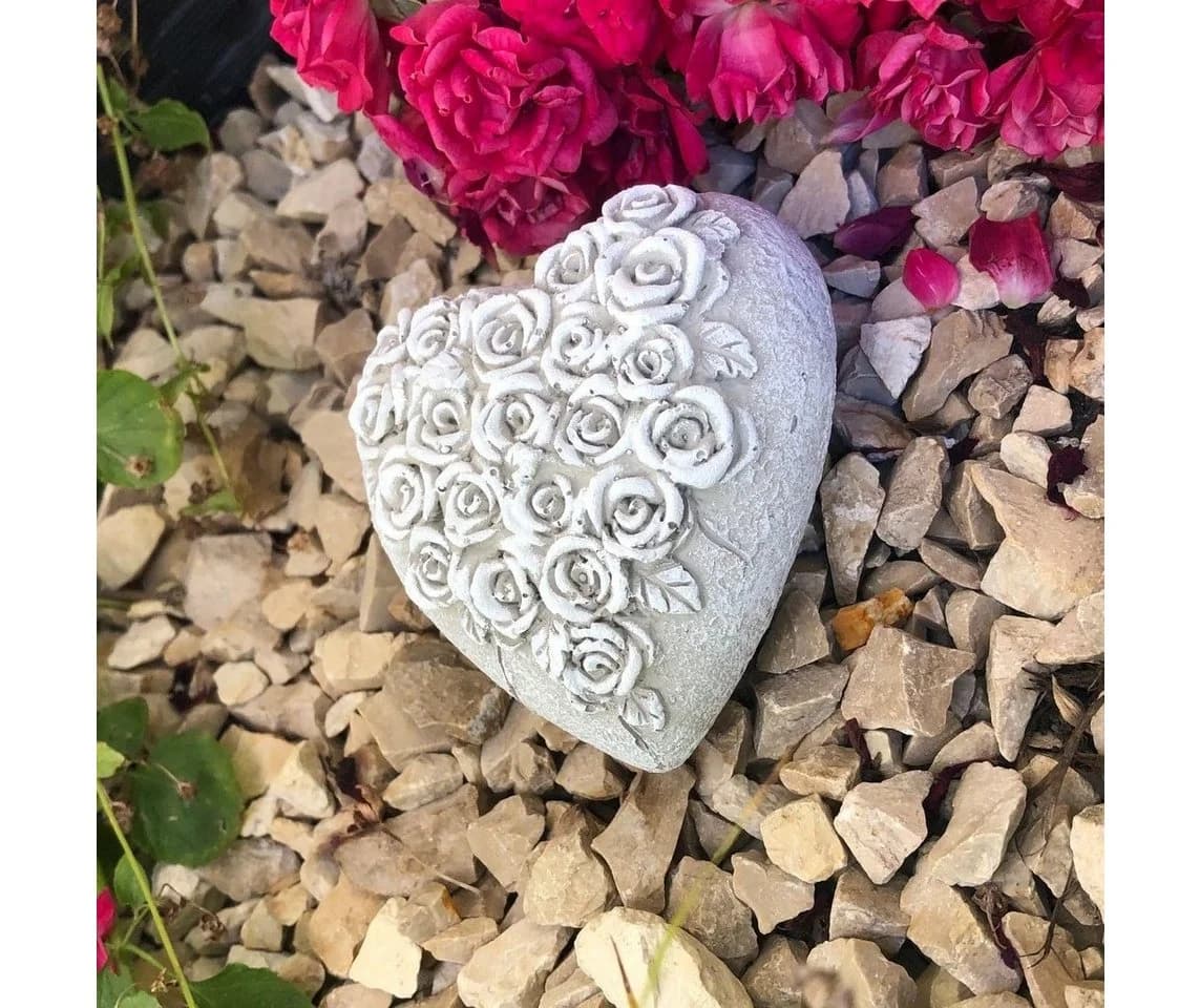Radami Gartenfigur Herz Rosenherz Grau/Weiß Steinguss