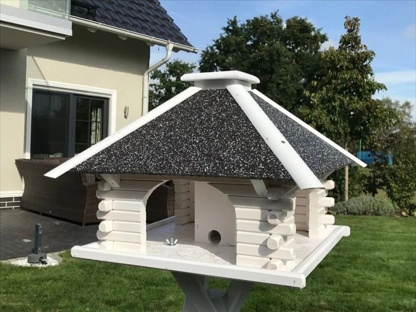 DSH DEKO SHOP HANNUSCH Vogelhaus Stein weiss mit Strukturputz-Dach
