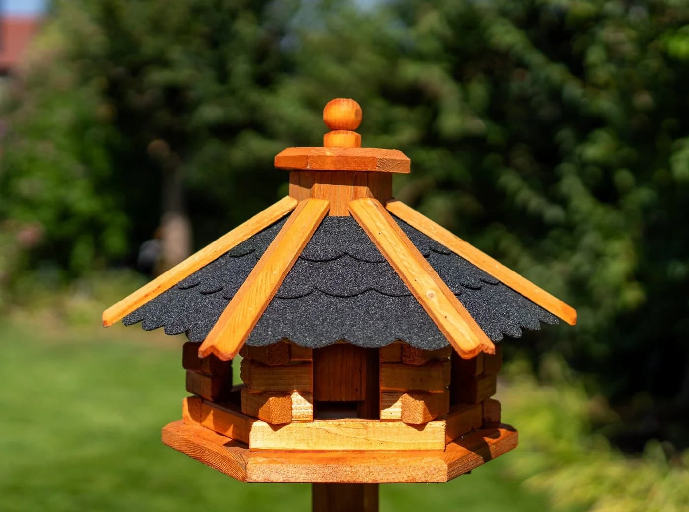 DSH DEKO SHOP HANNUSCH Vogelhaus Futterhaus mit Bitumendach