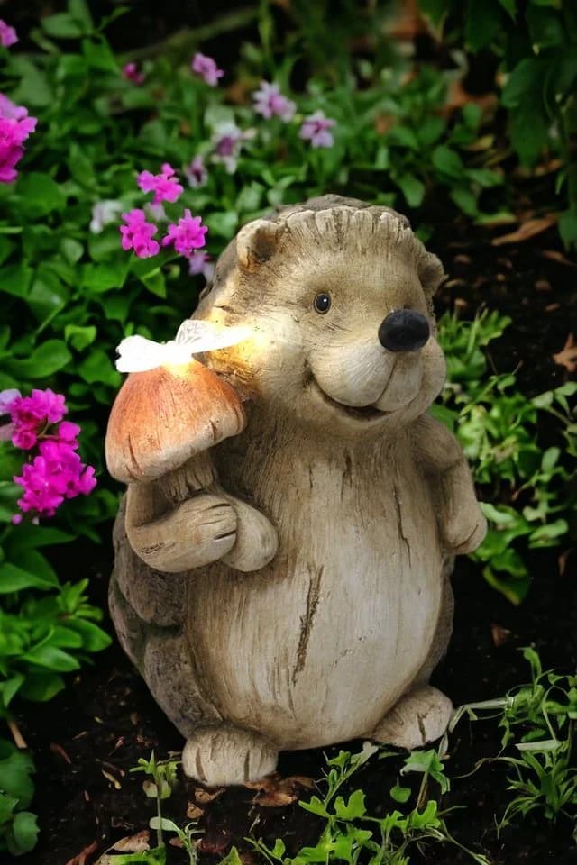 Arnusa Gartenfigur Solarlampe Igel mit Schmetterling Holzoptik - Bild 3
