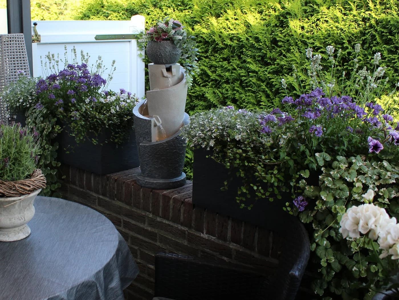 Arnusa Gartenbrunnen mit LED Beleuchtung Polyresin Beige/Grau - Bild 5