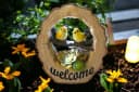 Arnusa Gartenfigur Solar Welcome Schild Gartendeko beleuchtet Holzoptik Bild 4