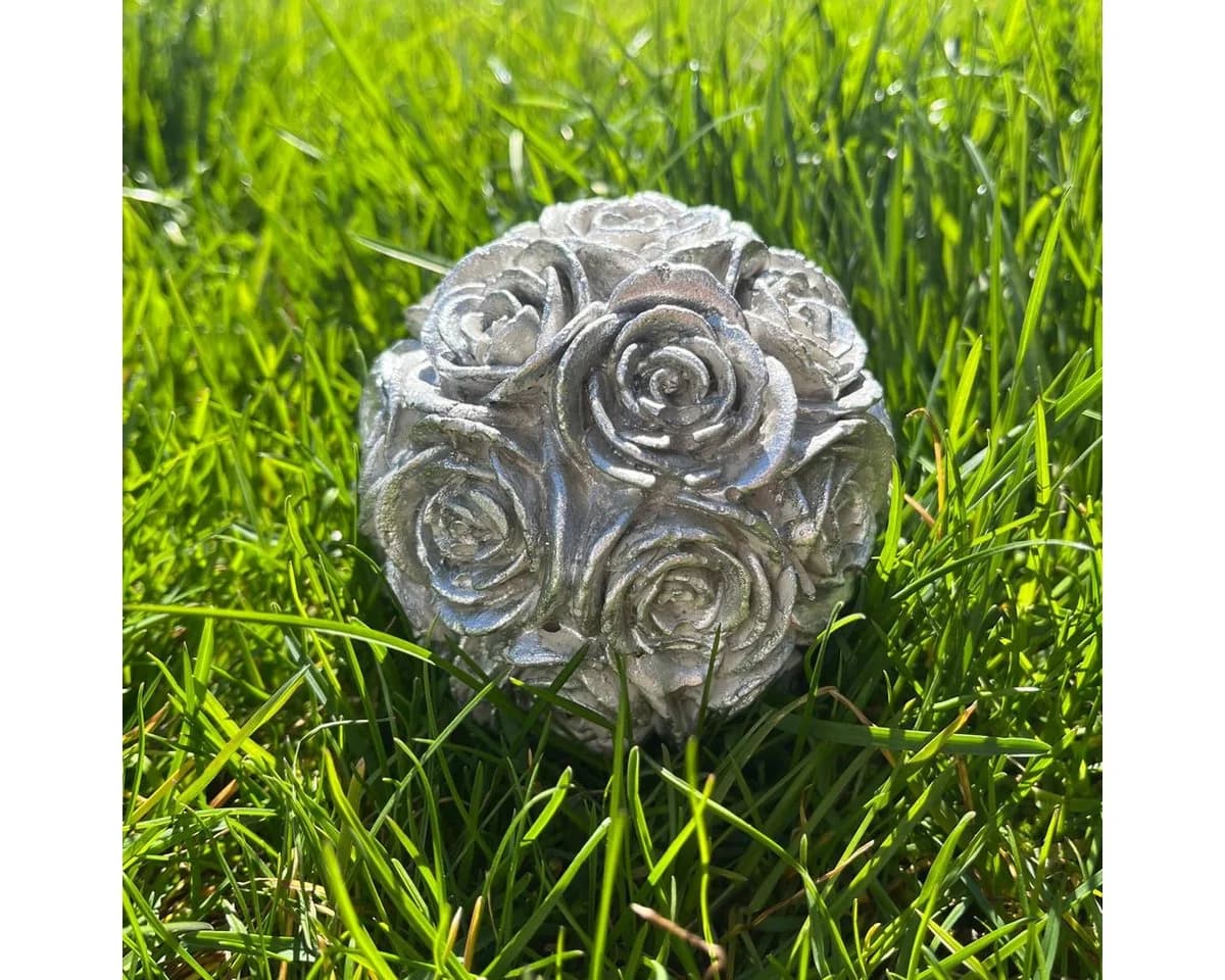 ZGM Beton Rosenkugel mit silberner Patina Gartenfigur