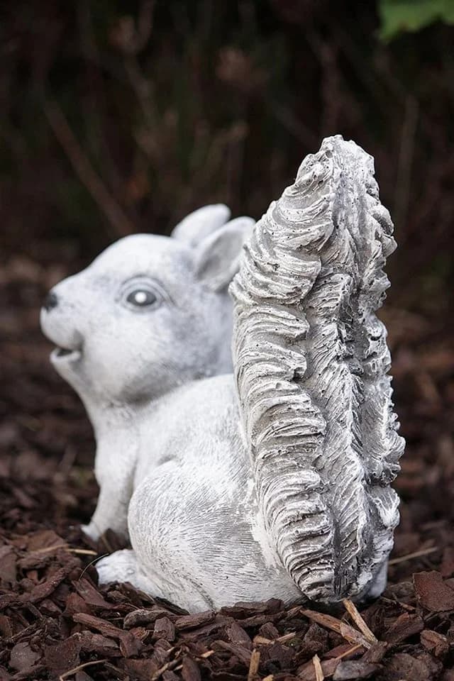 Steinguss Eichhörnchen Figur frostfest Garten