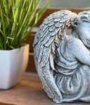 Stone and Style Engelfigur Frostfeste Steinfigur sitzender Engel grau Bild 5