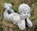 Stone and Style Gartenfigur Frostfeste Steinfigur Junge liegend Grau Bild 1