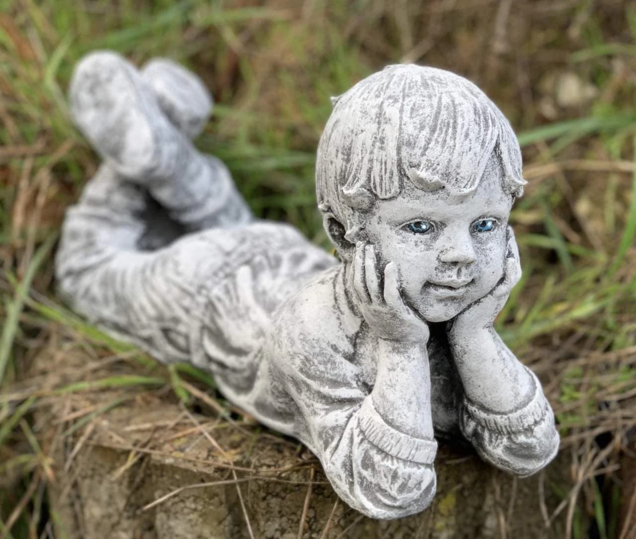 Stone and Style Gartenfigur Frostfeste Steinfigur Junge liegend Grau