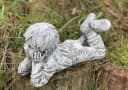 Stone and Style Gartenfigur Frostfeste Steinfigur Junge liegend Grau Bild 3