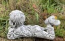 Stone and Style Gartenfigur Frostfeste Steinfigur Junge liegend Grau Bild 5