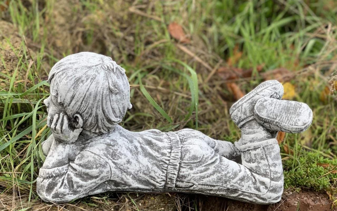 Stone and Style Gartenfigur Frostfeste Steinfigur Junge liegend Grau - Bild 5