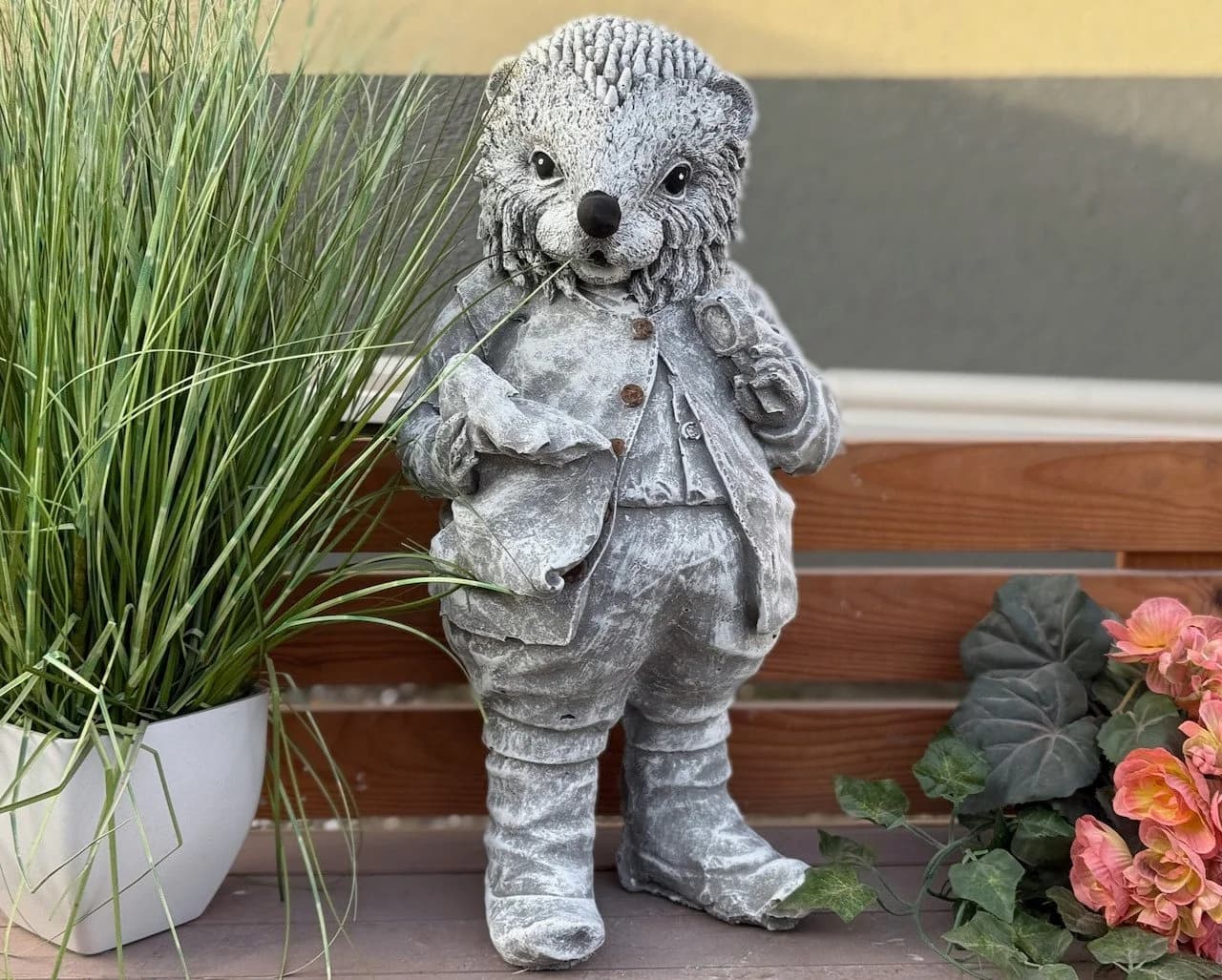 Stone and Style Gartenfigur Igel Daniel Frostfest Grau