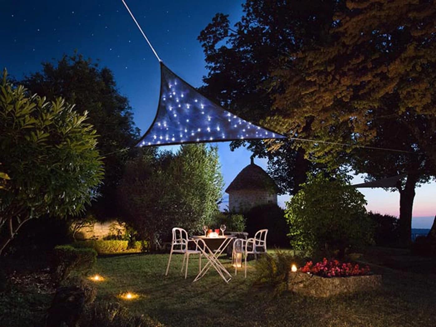 PEREL Sonnensegel Dreieckig 5,6m² mit Solar-LEDs Dunkelblau