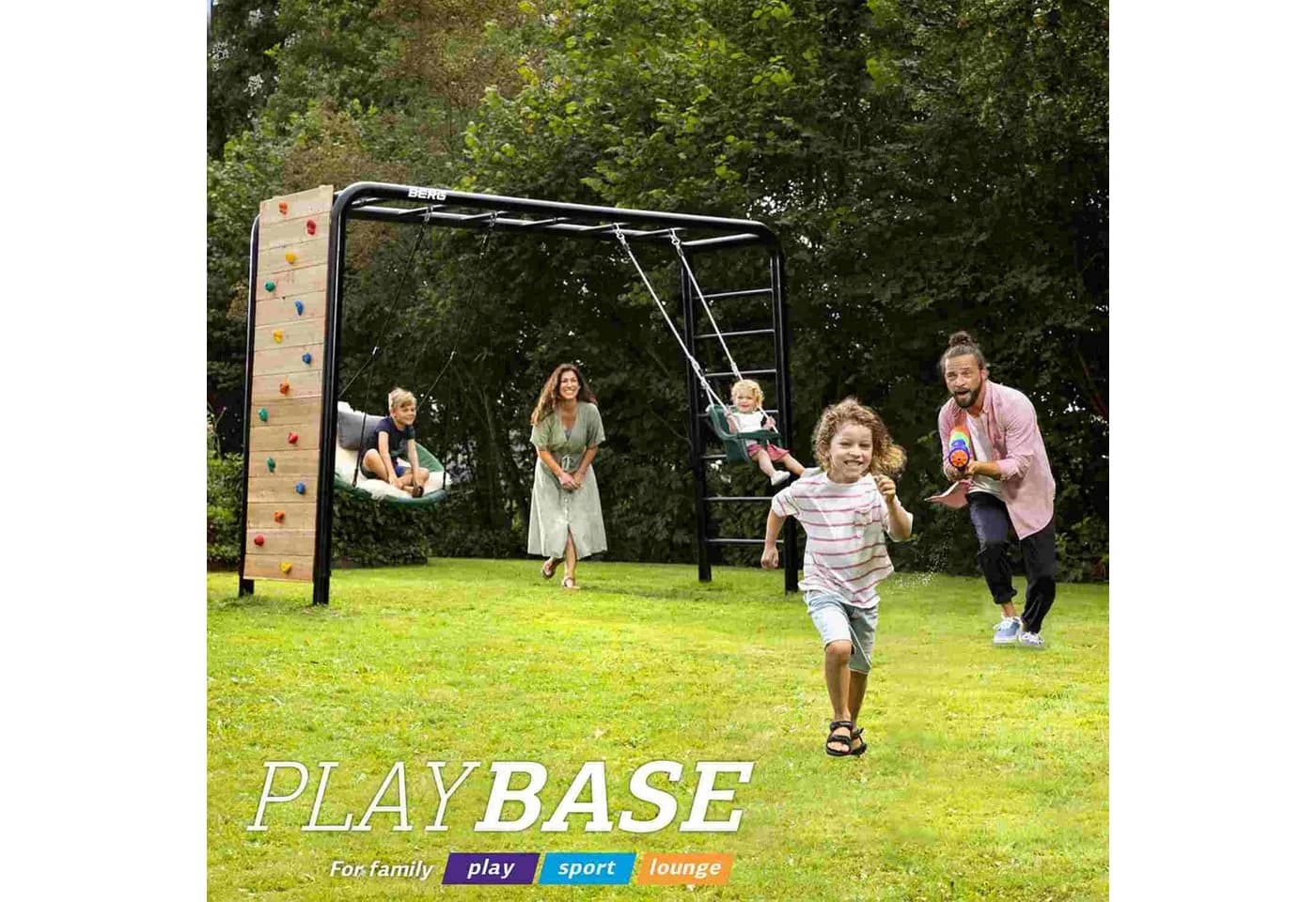 Berg PlayBase M Klettergerüst mit Reckstange, Leiter & 2 Holzschaukeln Schwarz