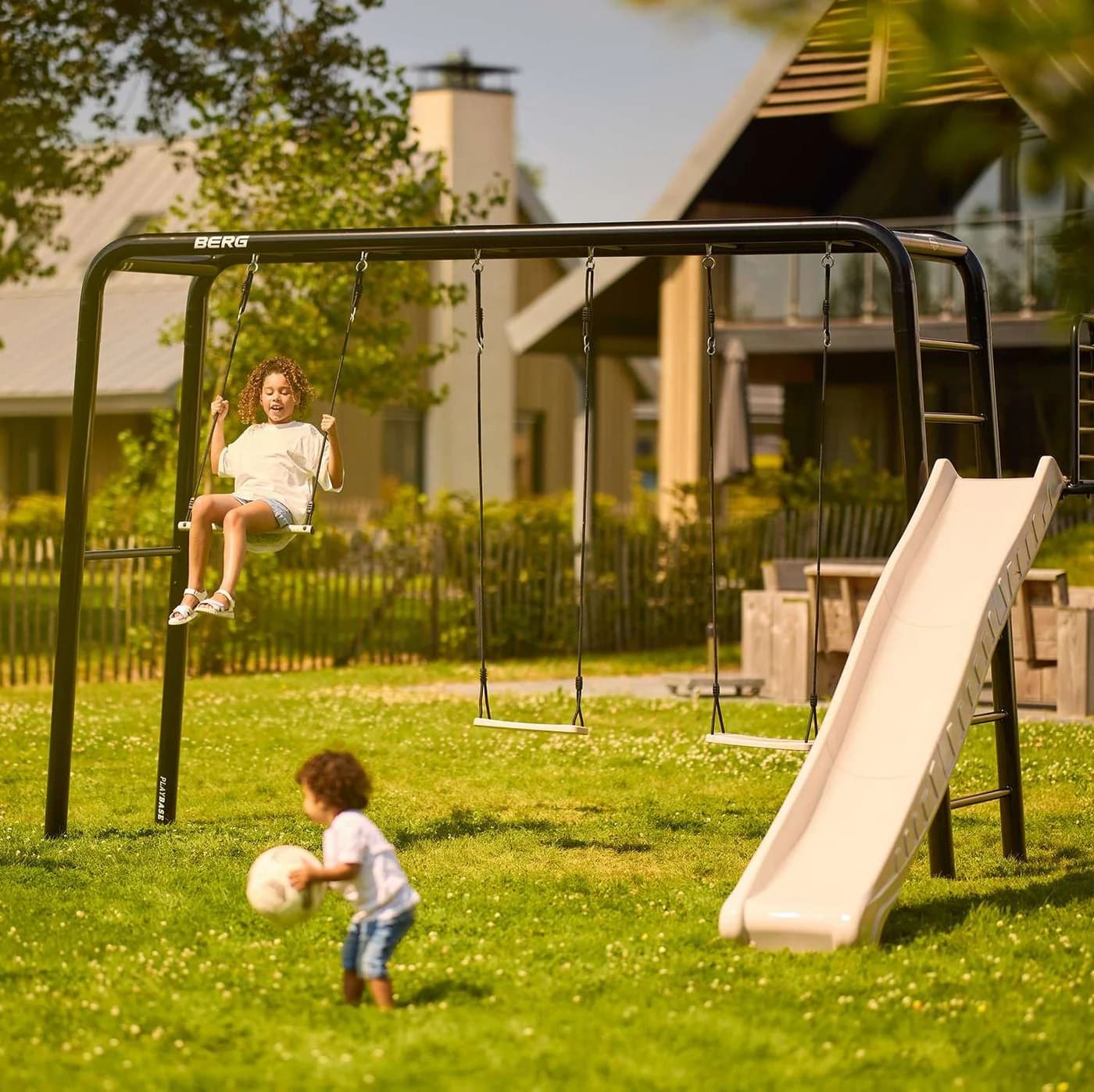 BERG PlayBase L Klettergerüst Schwarz mit Reckstange