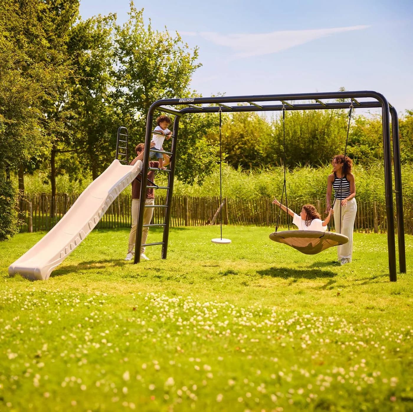 BERG PlayBase L Klettergerüst Schwarz mit Reckstange - Bild 3