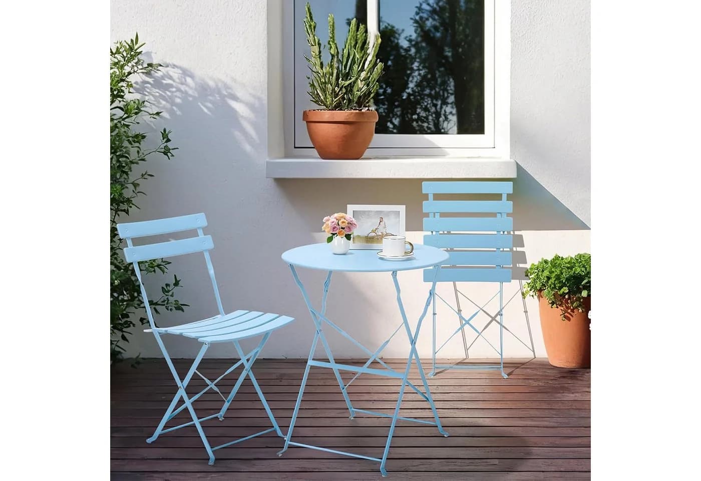 Modernes Balkonset mit Klapptisch und Klappstühlen