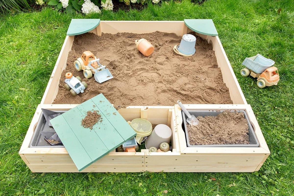 MUDDY BUDDY® Sandkasten Beach Rebel Natur/Salbeigrün mit Sitzbänken