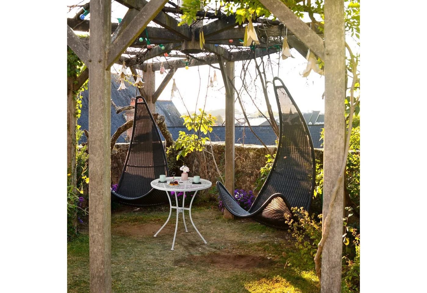 relaxdays Gartentisch mit Schirmloch Stahl Weiß